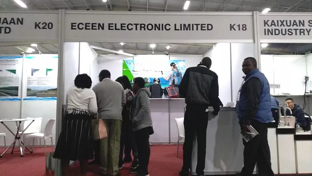 富士康工程师转行生产太阳能背包，年销百万个，照亮非洲贫民窟