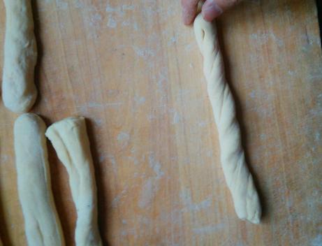 自制麻花简单又好看,自制麻花的简单做法不用蜂蜜