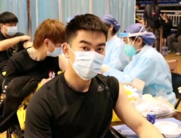 高中体育生“打疫苗”，完美身材太养眼，连老阿姨都心动了