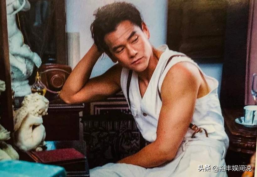 彭于晏晒照头发凌乱胡子拉碴,彭于晏新发型放飞自我