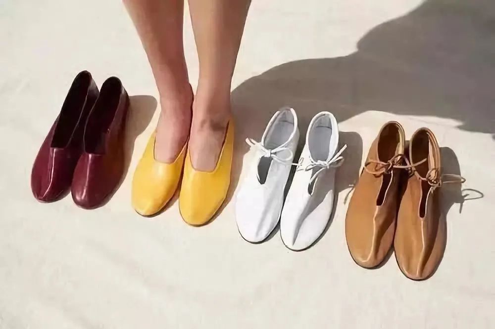 宽腿牛仔裤搭配什么鞋好看,情侣款百搭牛仔裤搭配什么鞋子