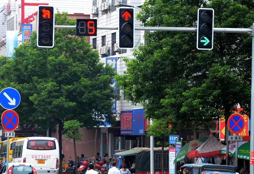 红灯一直不变可以后退吗,红灯一直不变