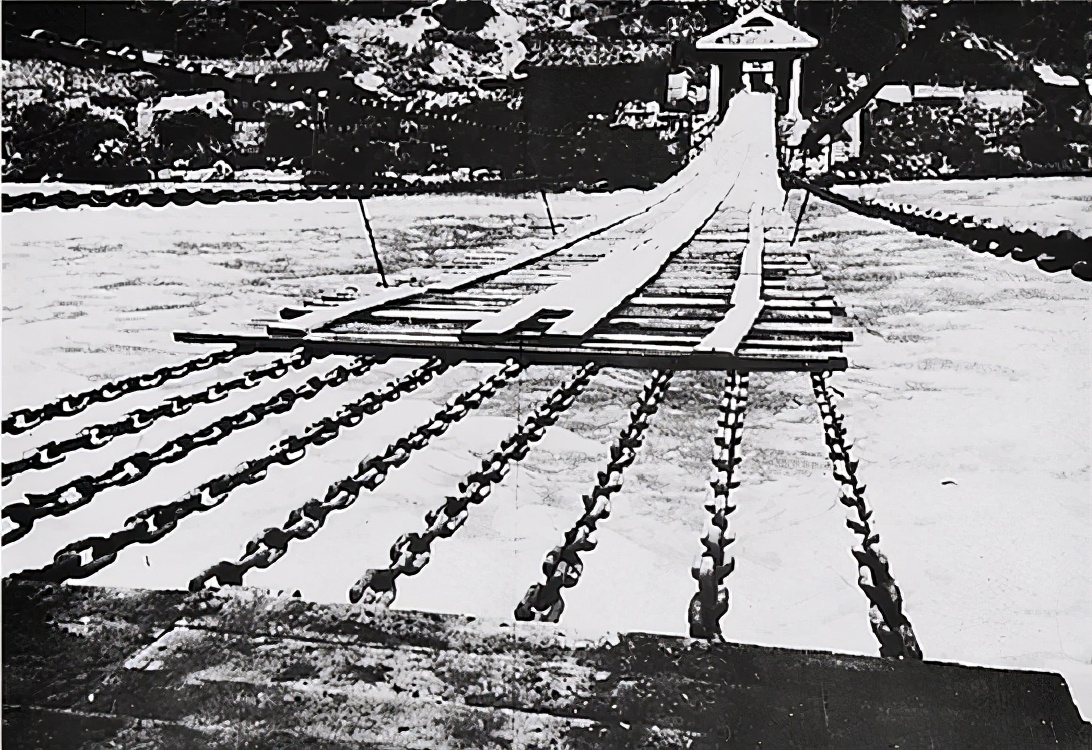 泸定铁索拦不住的无畏先锋