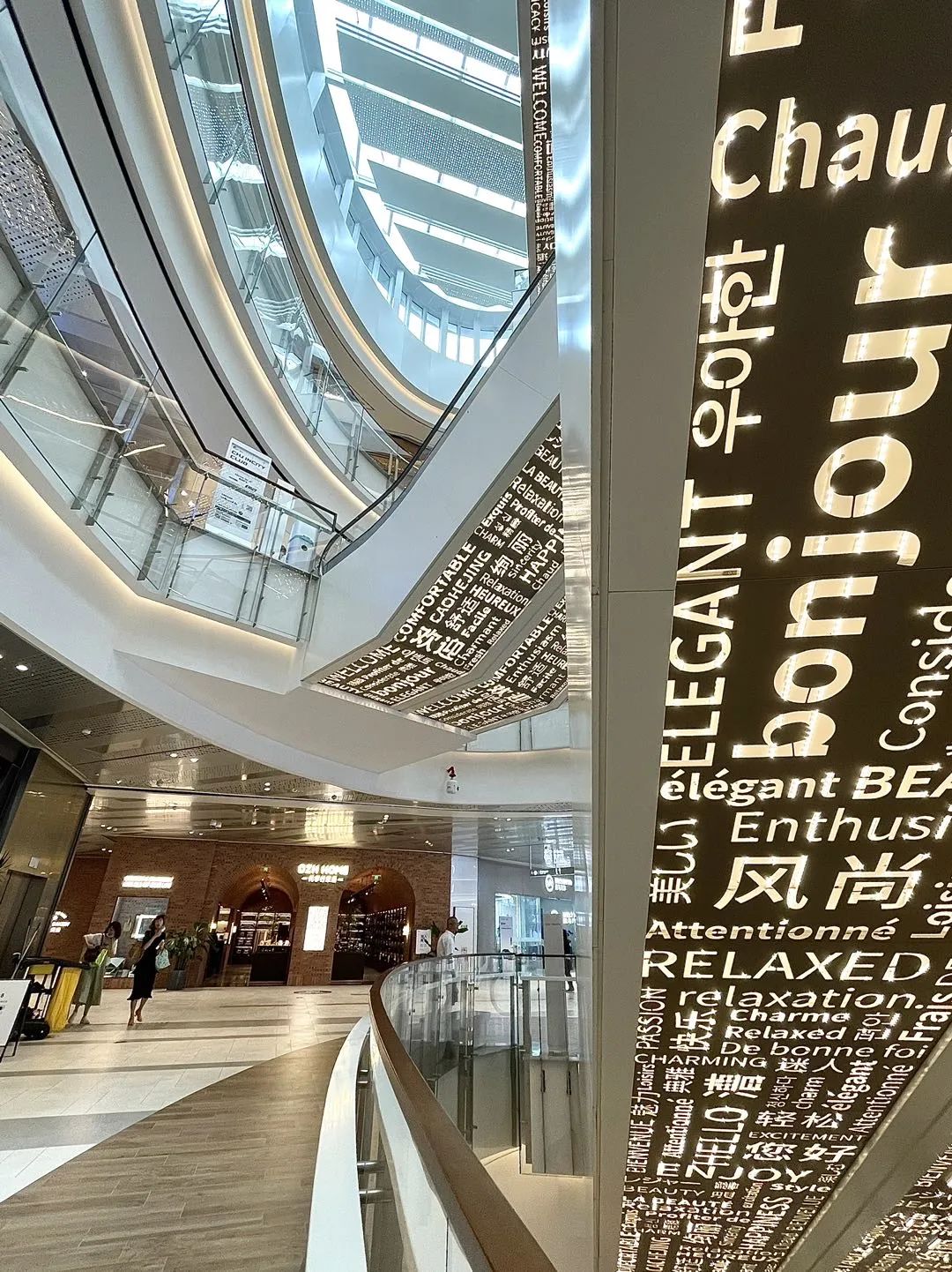 以烘焙出圈的家居集合店？实探「代字行家居」上海首店