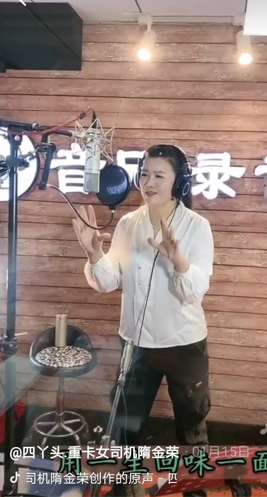 东北女子带娃开重卡替前夫还债,东北女欠款50万开重卡被央视表扬