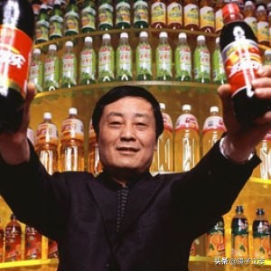 他从不隐藏厌恶愤懑和内心强悍。他是冒险狂、大戏的主角和孤独者