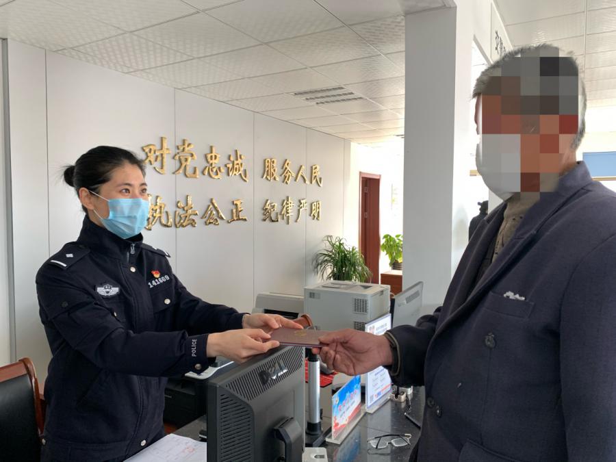 【政法时讯】当了19年“黑户”，疫情期间民警帮他“重拾身份”