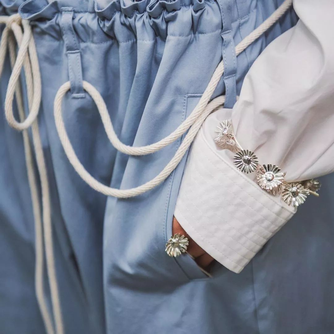 还在买阿迪耐克吗,ambush经典款