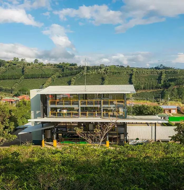 “土气”的休闲农业，正成为高端品牌争抢的“联姻”对象