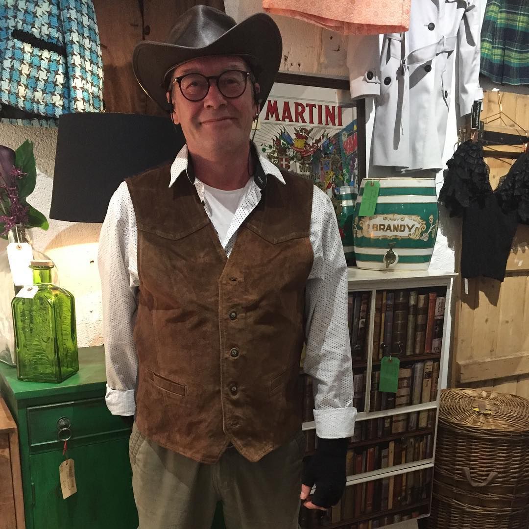 马甲这样搭配最显时髦风范,马甲怎么穿搭配才好看