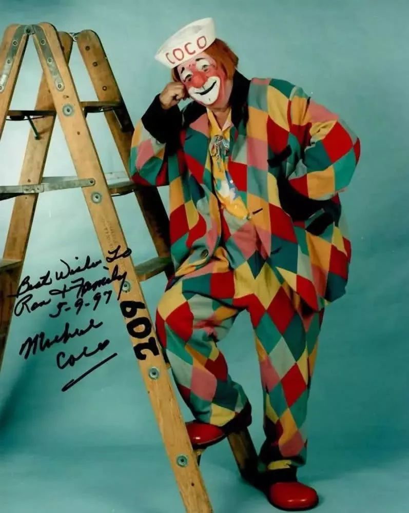 现实中的小丑在跟人类打招呼,世界上的小丑到底有多可怕呢