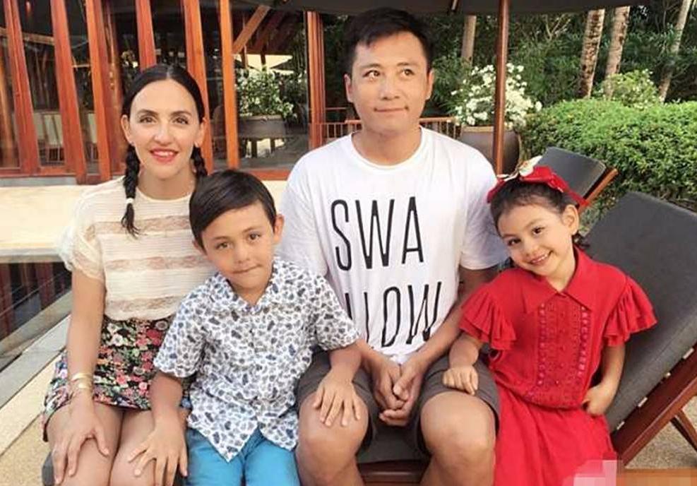 他一天赚400万，座驾在横店“响当当”，却因没驾照从来不敢开