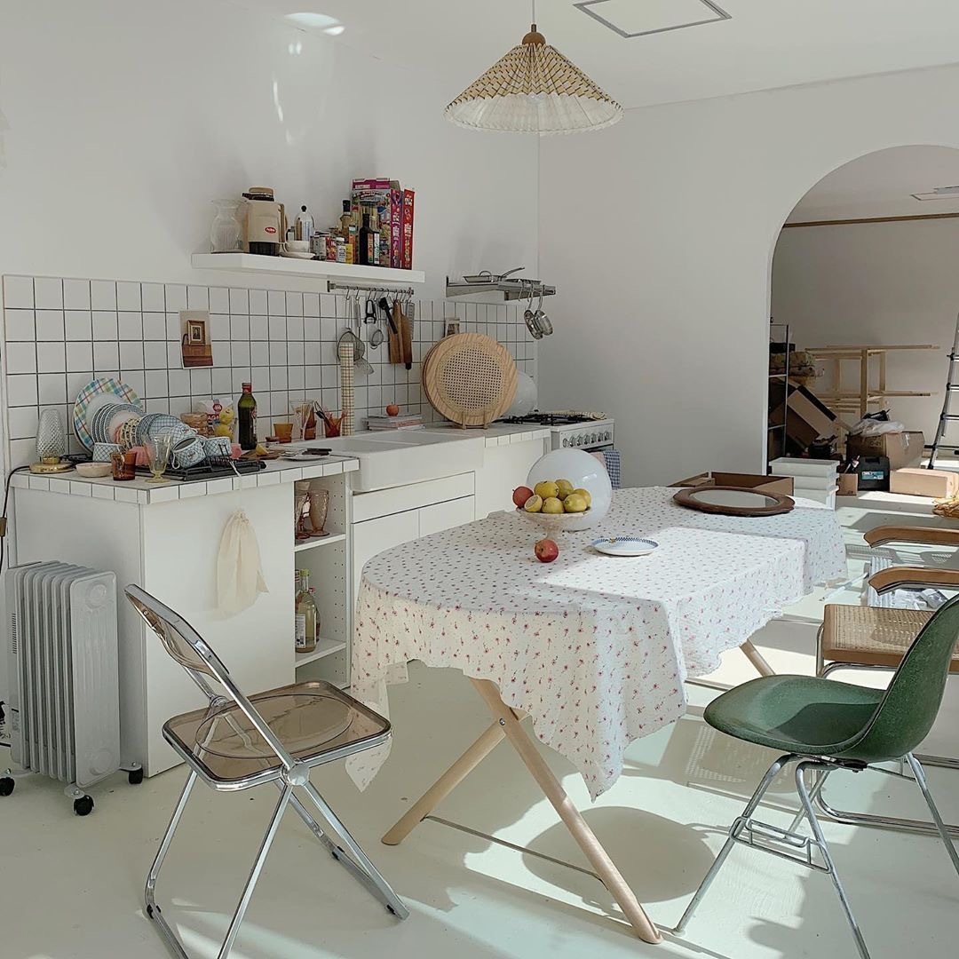 她很文静，高三时我经常摸她，总觉得她的皮肤比我凉，后来……