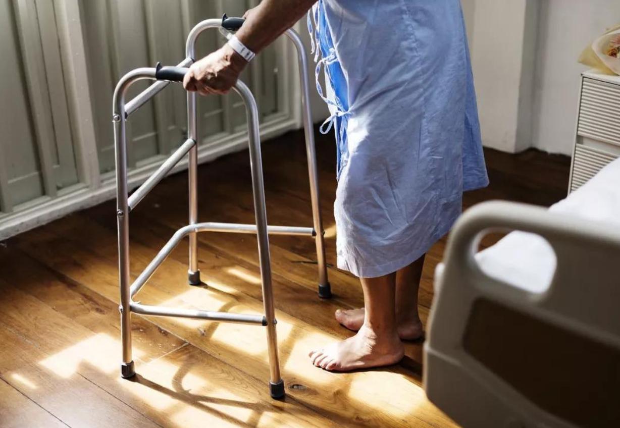 老人临终前一直说胡话,老人临终之前说胡话是怎么回事