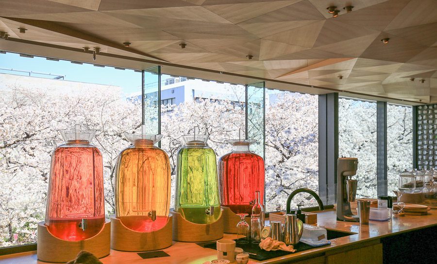 东京｜堪比艺术馆的星巴克臻选®烘培工坊樱花海中品满分咖啡