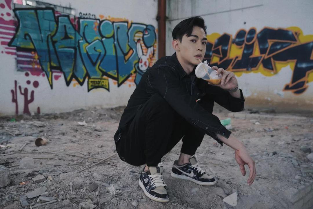 欧阳娜娜aj1,欧阳娜娜上脚香槟黄匡威