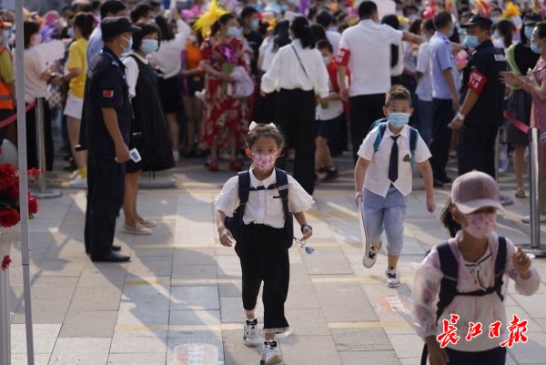 平凡英雄造就英雄,平凡英雄成就最美的风景