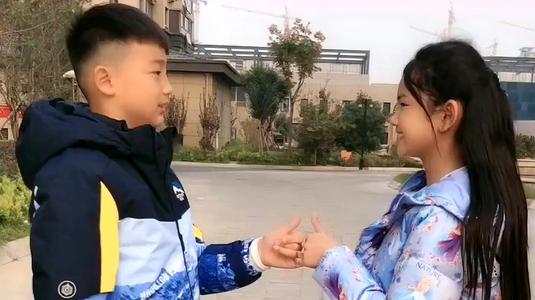 龙凤胎姐弟吃钙片,龙凤胎兄妹发育差距大