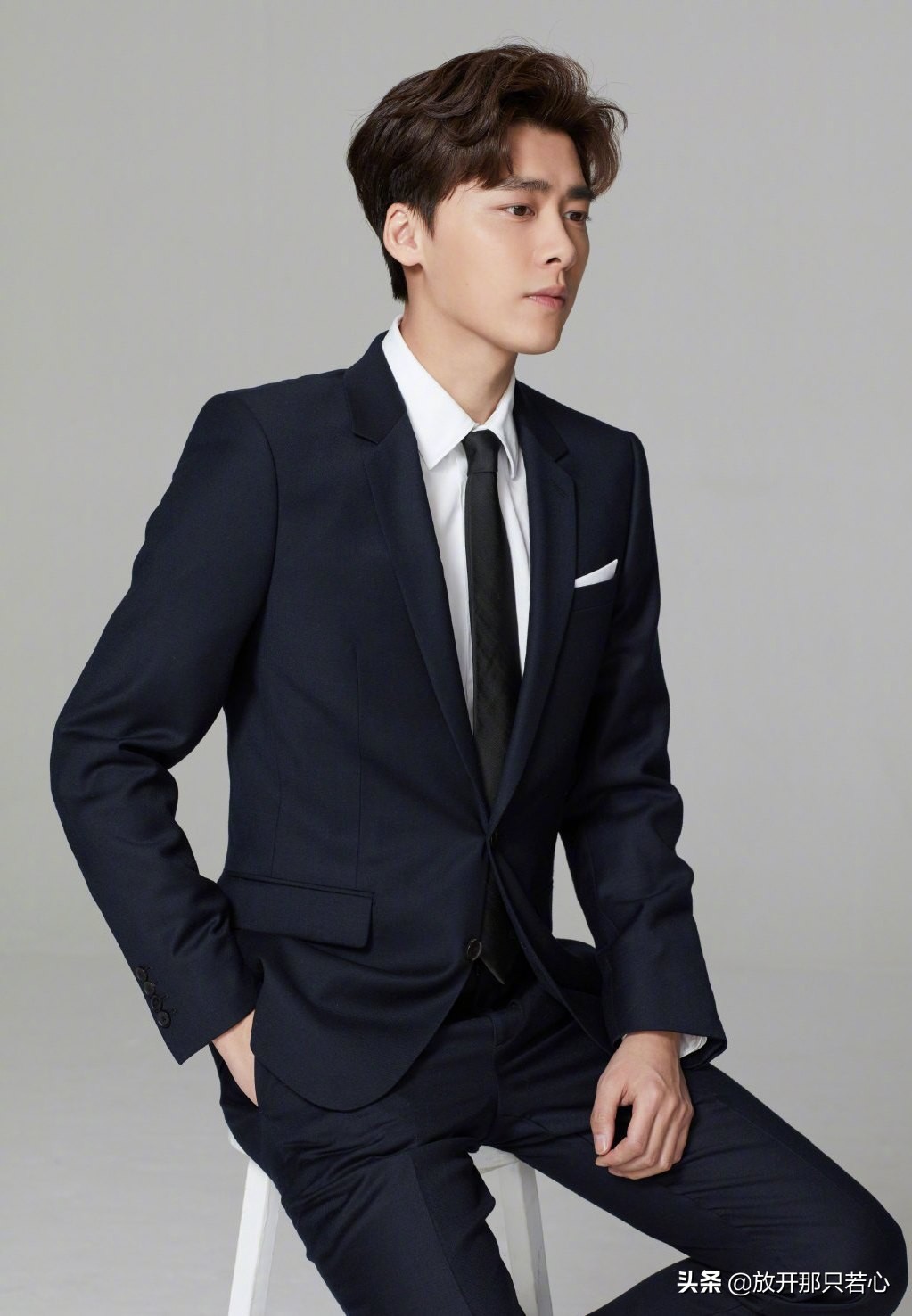 李易峰穿机车皮衣机场,李易峰机车服