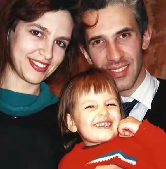 她是俄罗斯第一美女，嫁给马来国王45天遭驱逐，竟是她绿了国王