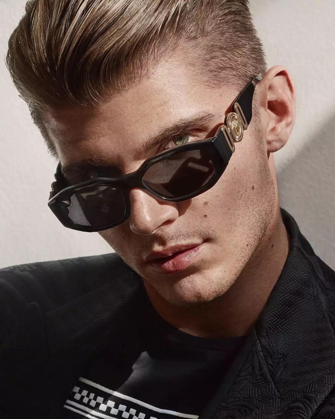 被嘲笑路人长相的搞笑网红TwanKuyper，成为Versace男模