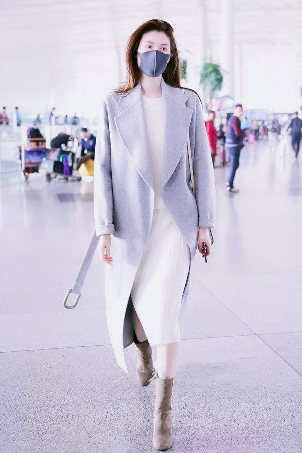 李宇春一身绿色百褶裙现身,李宇春中性风短裤