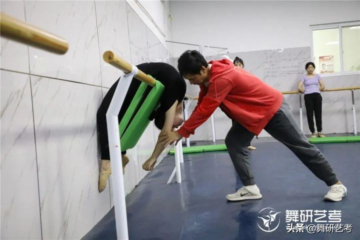 舞蹈生在家怎么练腰的软度,舞蹈生如何练习腰部
