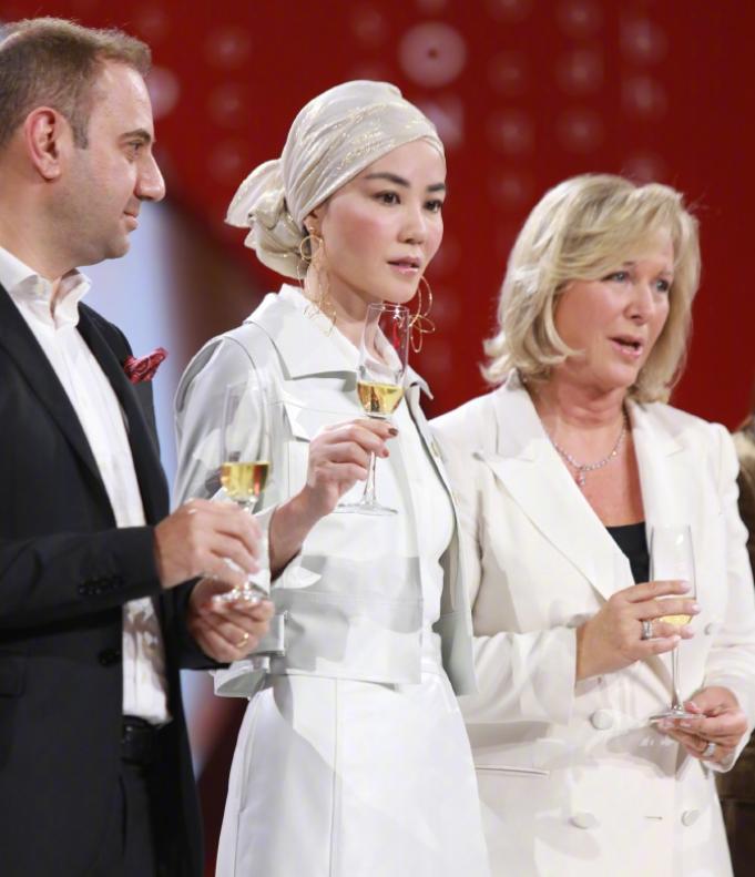 王菲穿衣邋遢老态十足,50岁王菲脸型近照