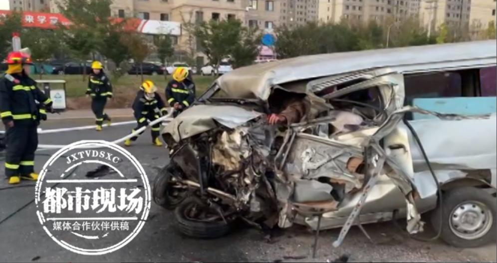 面包车被撞旋转180度侧翻,面包车被撞翻