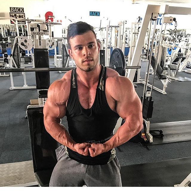 健身后肌肉上有红色纹路,健身后有条纹怎么回事