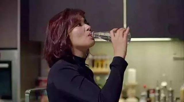 依云喷雾是智商税吗,依云矿泉水曾被检测出杀菌剂