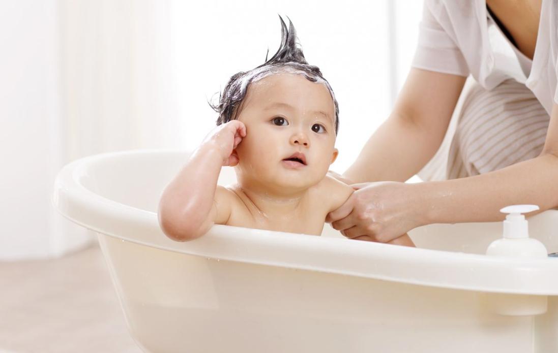 宝宝不喜欢洗澡试试这8个小妙招,孩子不愿意洗澡怎么哄