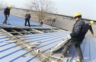 有的地方为什么要拆彩钢瓦房子,2600平米的彩钢棚拆除需要多少钱