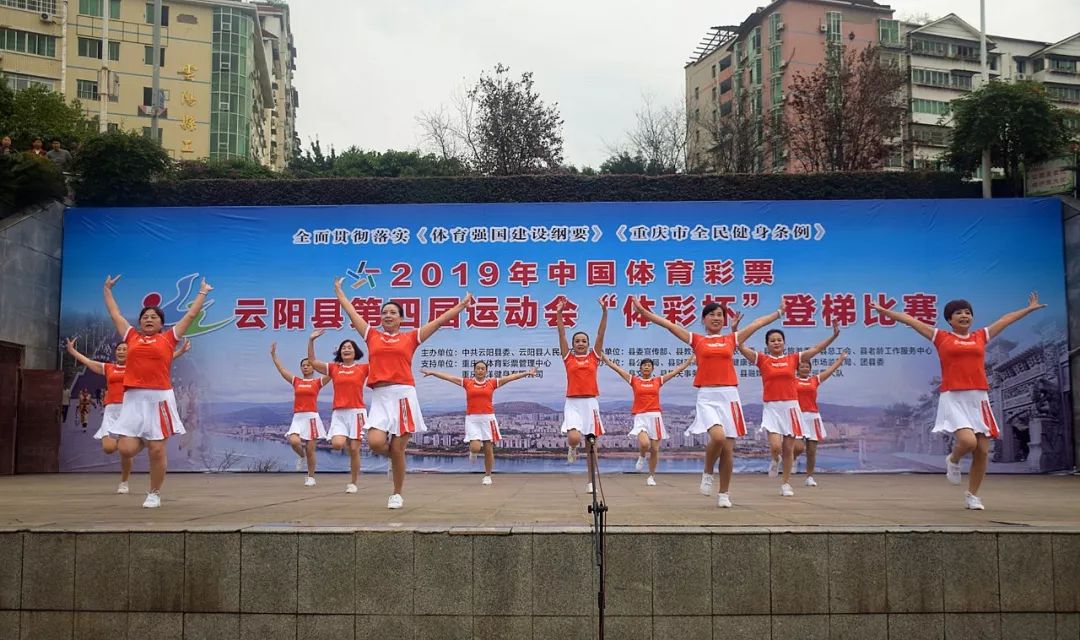 勇攀高峰的运动员,攀登山峰运动员