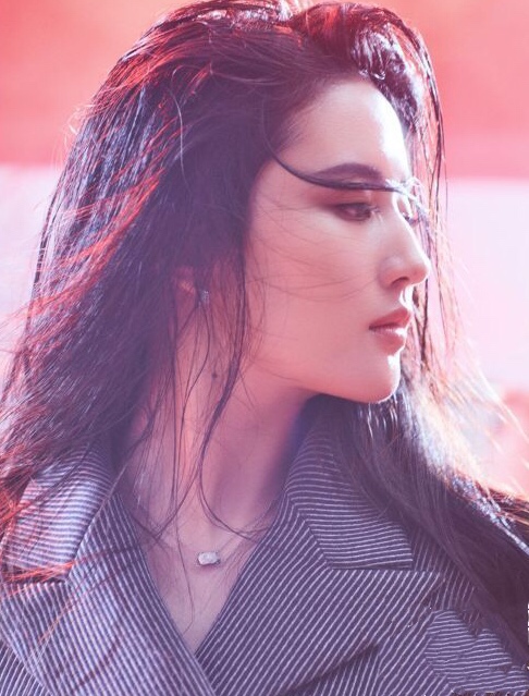 刘雯条纹帽,刘雯戴香奈儿手表图