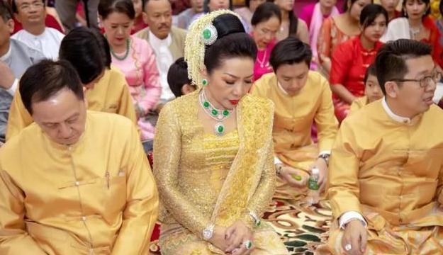 缅甸翡翠饰品大全,缅甸翡翠百万级别的翡翠