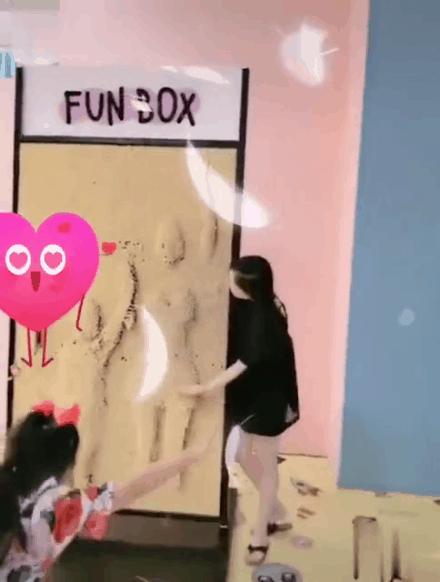 马蓉女儿王子珊近照曝光,马蓉衣着时尚现身机场