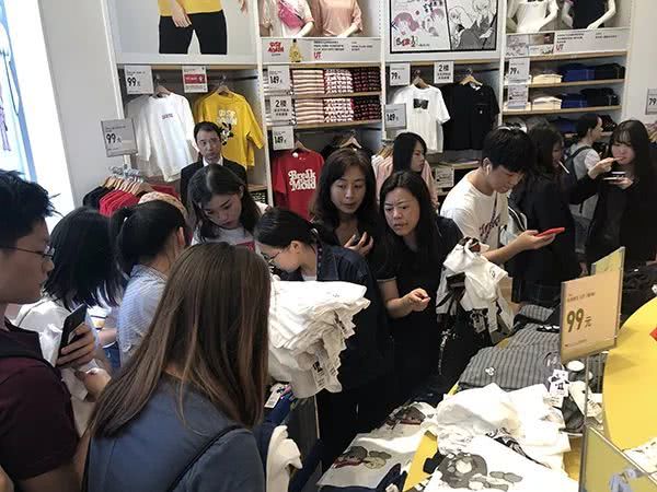 昨天微博、朋友圈都在刷一个视频：一群人疯狂抢衣服