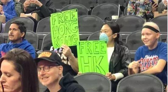 美国NBA球迷在球场举乱港标语直接被“请”了出去