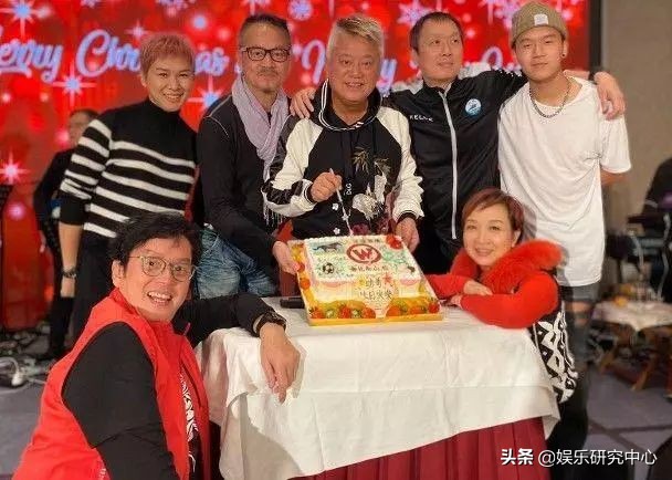 TVB爱国艺人！两次破产，和香港第一古装美女结婚40年至今无子…