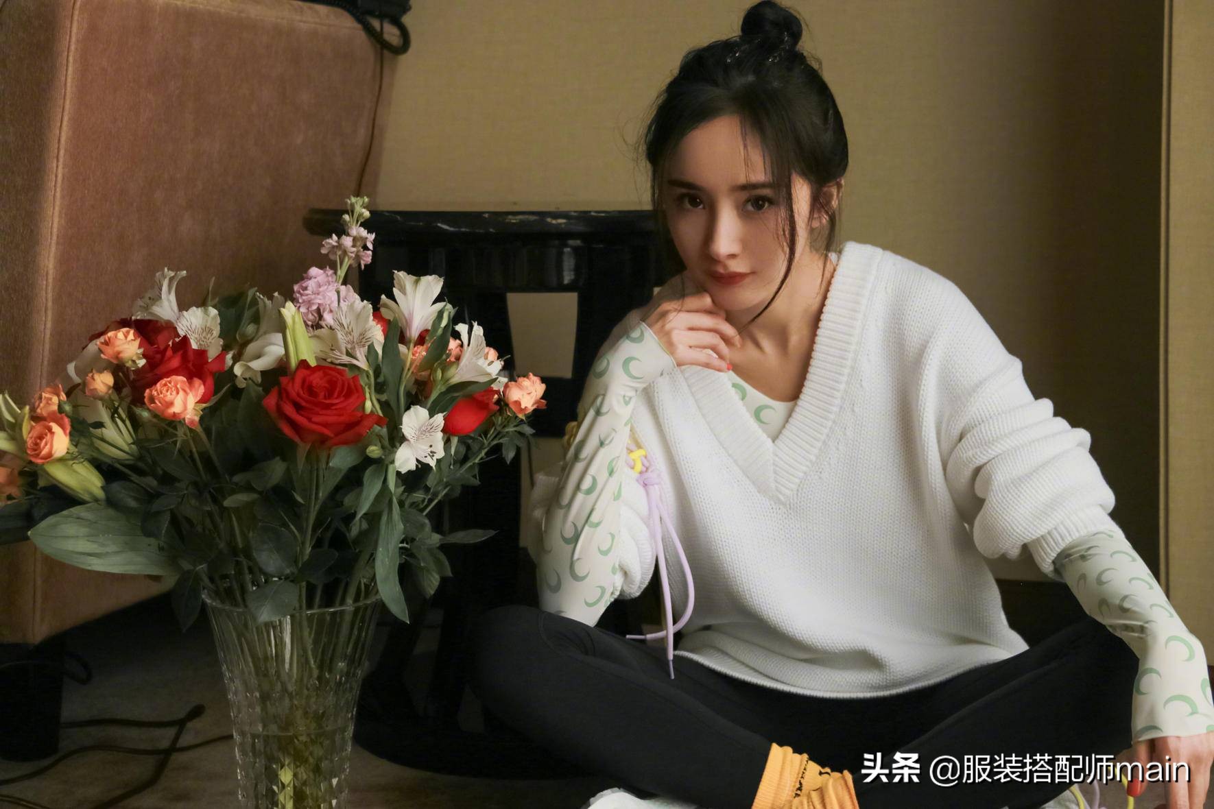 杨幂镂空v领白毛衣图片,杨幂v领针织衫温柔爆表