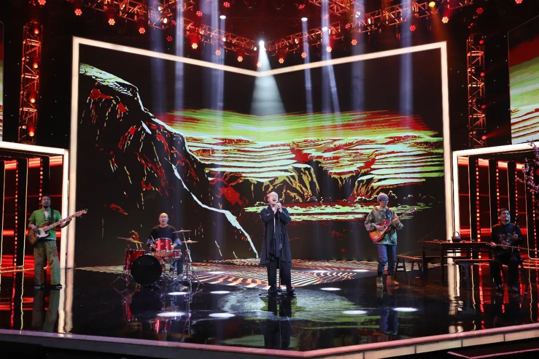 音乐会不按套路出牌：小毕哥现场吃起了大米饭，谢大脚跟着大爷学犁地