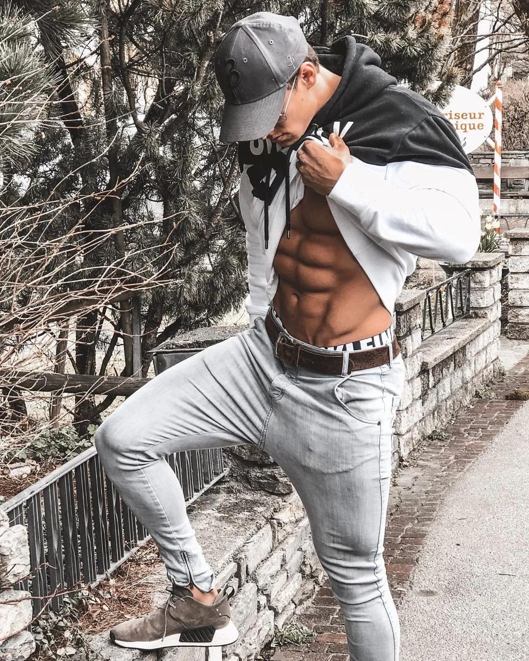 90后奶爸搞怪哄娃,肌肉奶爸带娃路人反应