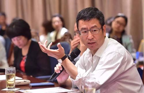 王朔是怎么评价白岩松的 (王朔聊白岩松骨子里的做作)