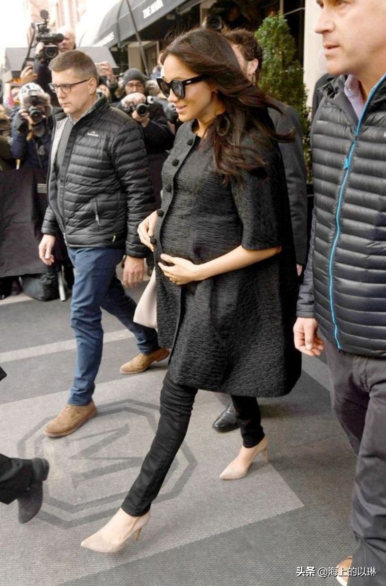 当梅根不再大红大紫,梅根穿搭西装配绿裙子