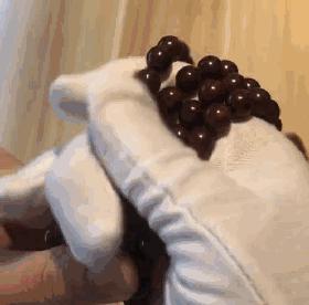 重口味慎入！美女玩起了大肉虫子，竟盘得又红又亮！