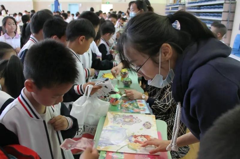 让教育和生活相连——青岛枣山小学开展年级研究性学习活动