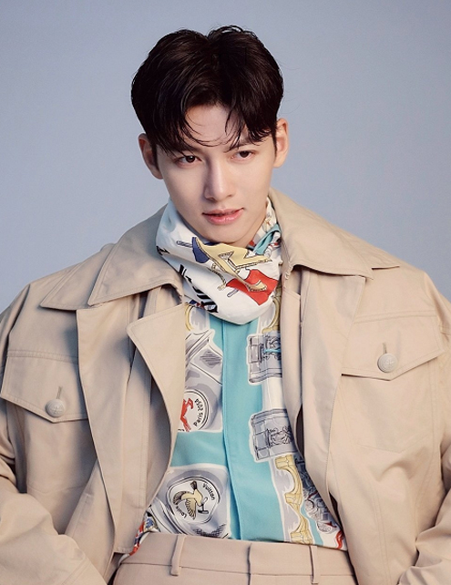 池昌旭黑色冲锋衣,池昌旭纯黑西装