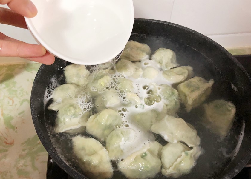 煮饺子时用大火还是中火煮,煮饺子是用冷水还是用开水下锅