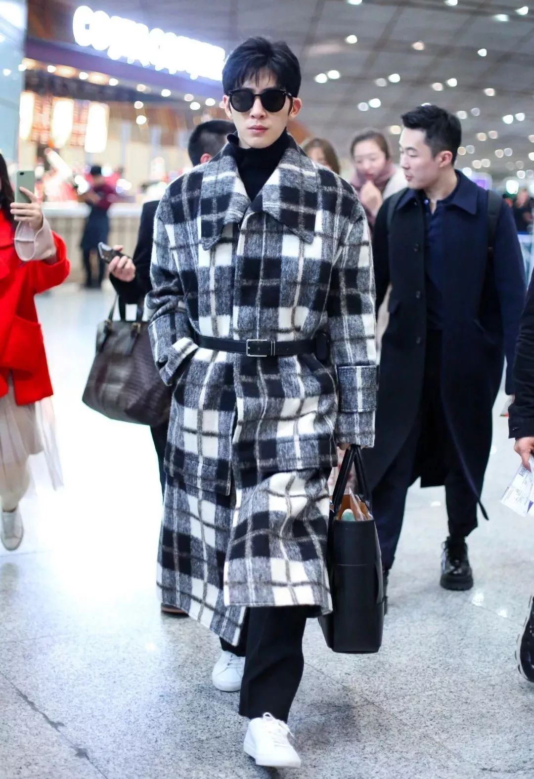 别再说每个男人衣柜里都需要一件风衣了!你们真的会搭配吗?